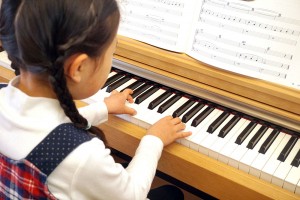 ピアノの弾く子ども